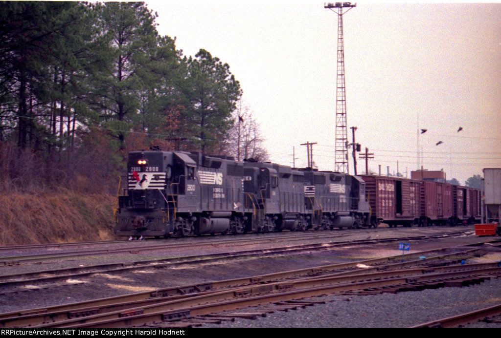 NS 2800 leads two other locos working the yard